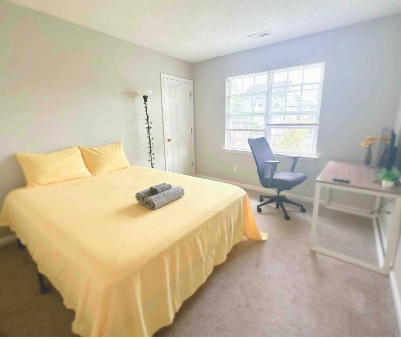 Spacious Room With Shared Bathroom Raleigh Exterior photo