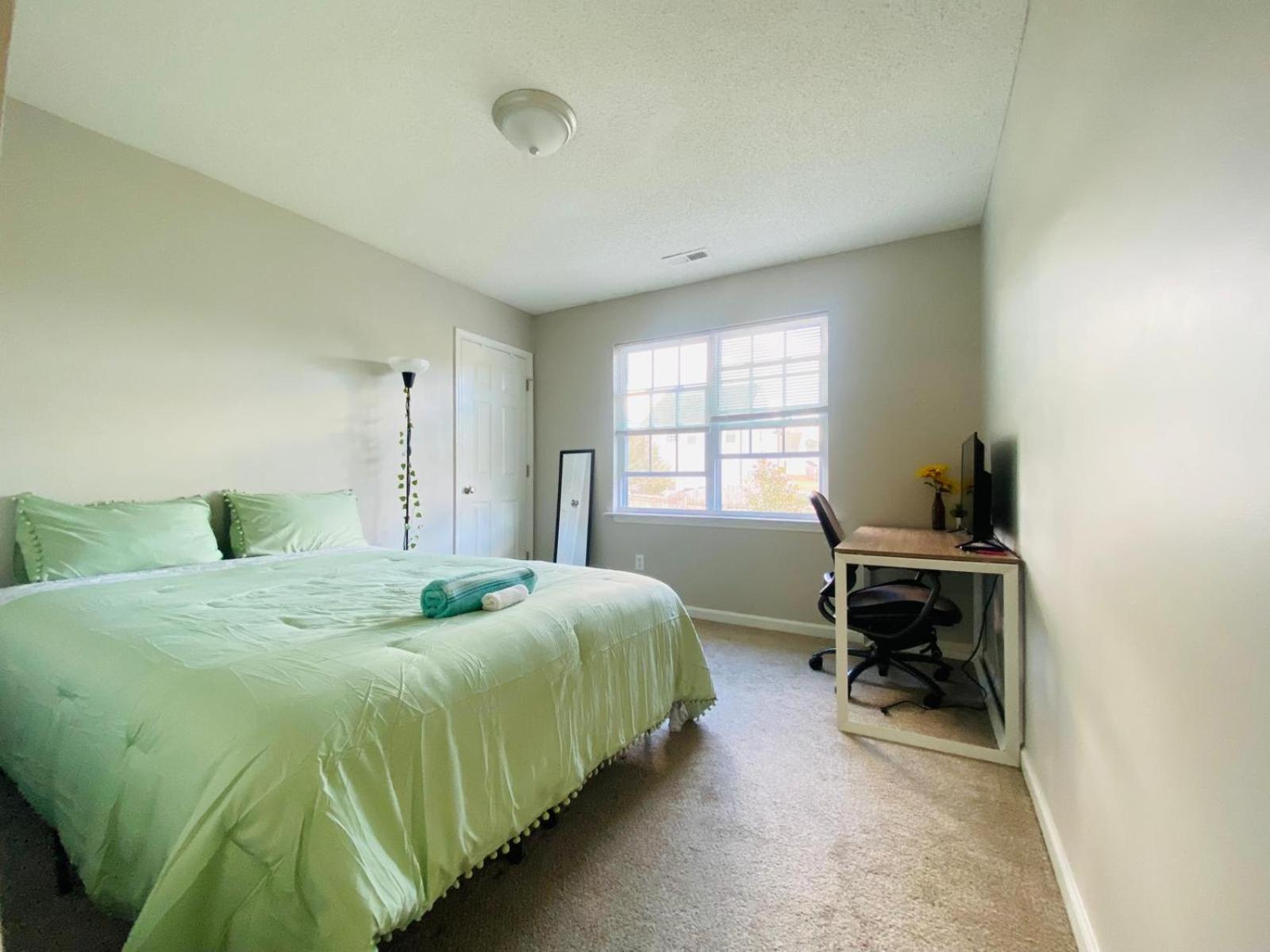 Spacious Room With Shared Bathroom Raleigh Exterior photo