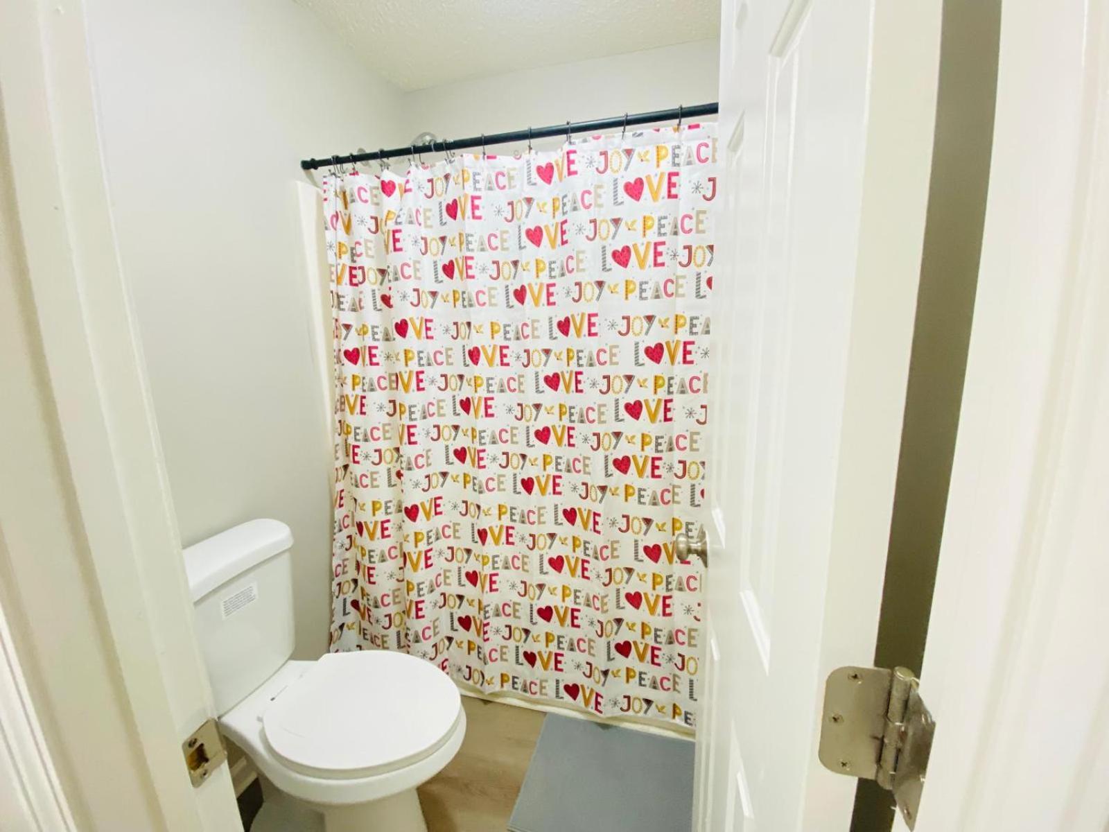 Spacious Room With Shared Bathroom Raleigh Exterior photo